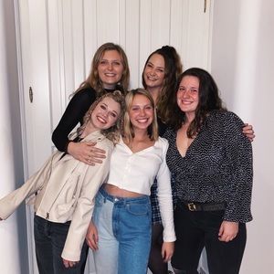 Meet your Posher, Hallie